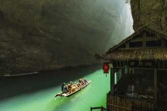 Para turis menikmati wisata perahu di ngarai Pingshan, sebuah objek wisata yang terkenal dengan kejernihan airnya, di wilayah Hefeng, Provinsi Hubei, China tengah, (FOTO: Xinhua/Qin Tao).