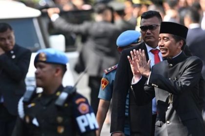 Di akhir pernyataannya, Jokowi menyampaikan pesan penting kepada masyarakat Indonesia. Ia menekankan pentingnya persatuan dan kerukunan dalam membangun bangsa. "Rukun, bersatu, berangkulan, membangun negara ini. Sesuai yang disampaikan oleh Bapak Presiden Prabowo," ujarnya.