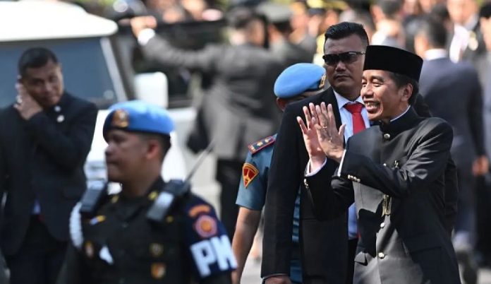 Di akhir pernyataannya, Jokowi menyampaikan pesan penting kepada masyarakat Indonesia. Ia menekankan pentingnya persatuan dan kerukunan dalam membangun bangsa. "Rukun, bersatu, berangkulan, membangun negara ini. Sesuai yang disampaikan oleh Bapak Presiden Prabowo," ujarnya.