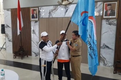 Penjabat Gubernur NTB Hassanudin (kanan) dan Ketua National Paralympic Committee Indonesia (NPCI) NTB Aziz Paradi (kiri), beserta Zakaria (tengah) selaku perwakilan 44 atlet Peparnas melakukan pelepasan atlet secara simbolis di Pendopo Gubernur NTB, Mataram, Selasa (1/10/2024). (FOTO: Antara).