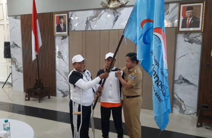 Penjabat Gubernur NTB Hassanudin (kanan) dan Ketua National Paralympic Committee Indonesia (NPCI) NTB Aziz Paradi (kiri), beserta Zakaria (tengah) selaku perwakilan 44 atlet Peparnas melakukan pelepasan atlet secara simbolis di Pendopo Gubernur NTB, Mataram, Selasa (1/10/2024). (FOTO: Antara).