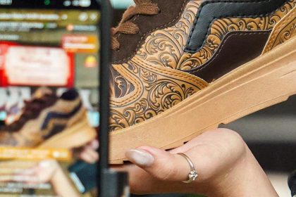 Gambar sepatu koleksi Nusantara Aerostreet dengan motif Batik Gorga dari Sumatera.