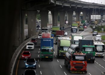 Truk barang memenuhi ruas Tol Jakarta - Cikampek di kawasan Bekasi, Jawa Barat, walaupun pembatasan angkutan barang telah diberlakukan, Jumat (20/12/2024). Untuk mengantisipasi kemacetan lalu lintas saat libur Natal dan tahun baru pemerintah membatasi operasi angkutan barang di sejumlah ruas tol dan non-tol di Jawa dan Sumatera pada 20-22 Desember, 24, 26 Desember dan 1 januari 2025.